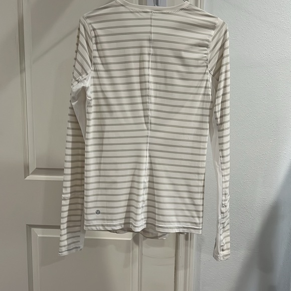 Lululemon long sleeve top size 4 - Picture 2 of 3